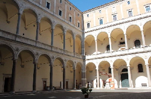 Piazza_della_Cancelleria-Palazzo_omonimo-Cortile (16)