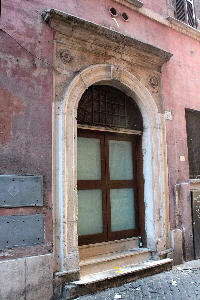 Vicolo_Cellini-Palazzo_al_n_34-Portone