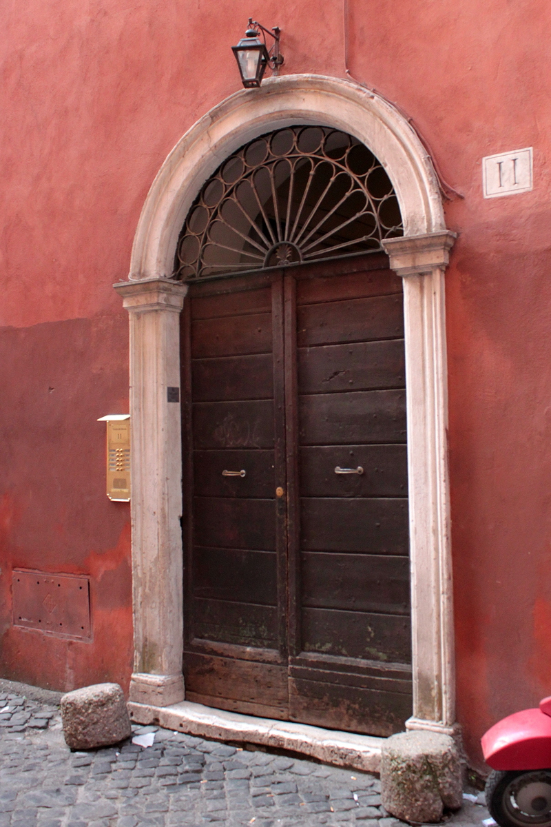Vicolo_dei_Bovari-Palazzo_al_n_11-Portone