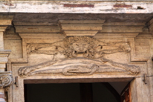 Piazza_Madama_Palazzo_omonimo-Architrava