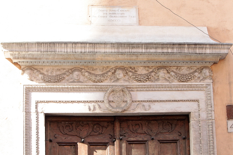 Piazza_del_Teatro_di_Pompeo-Palazzo Ceccolo_Pichi_al_n_43-Architrave