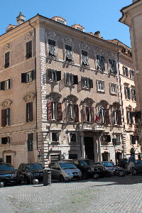 Piazza_dell'Orologio-Palazzo_Corcos-Boncompagni_al_n_2_di_via_del_governo_vecchio