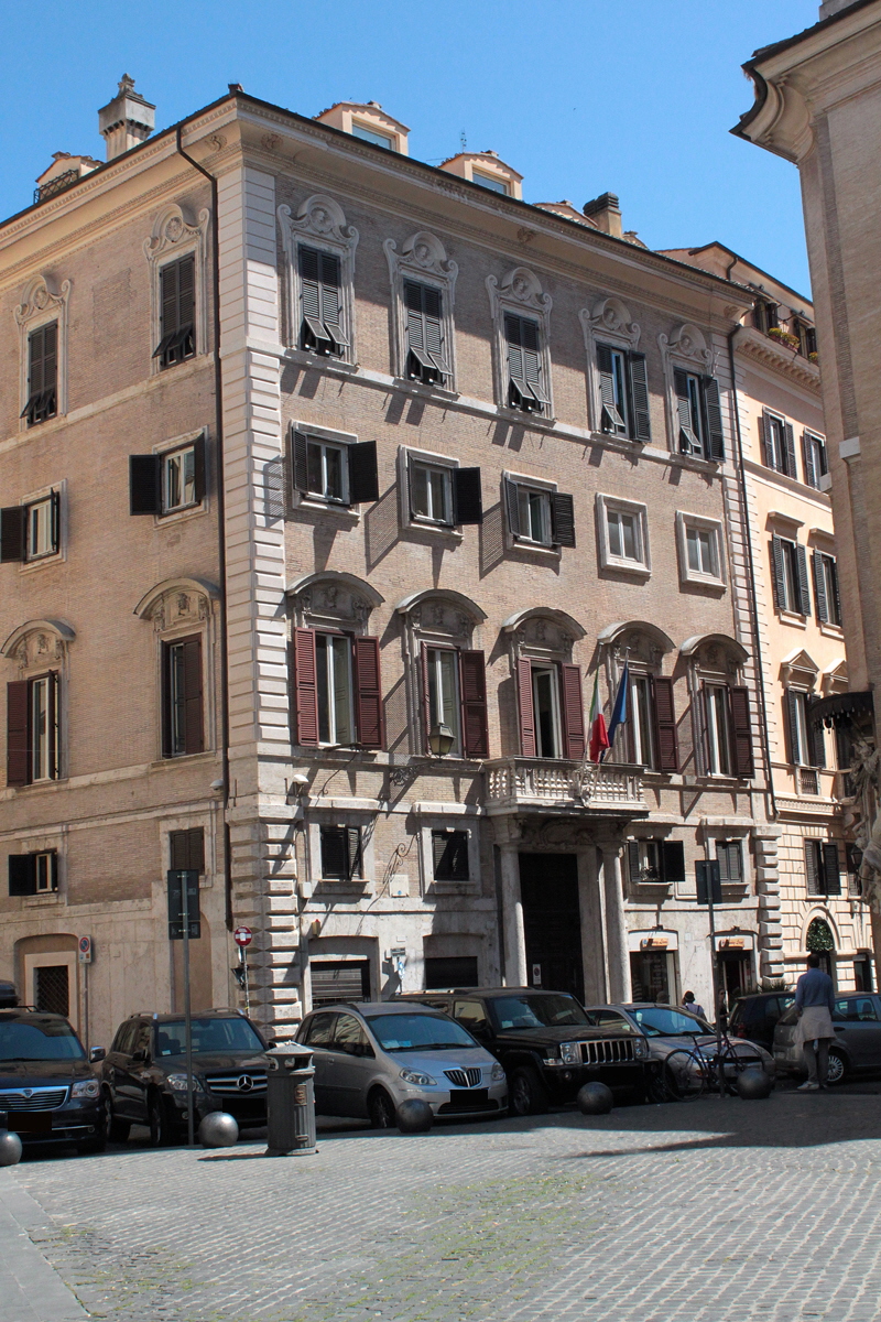 Piazza_dell'Orologio-Palazzo_Corcos-Boncompagni_al_n_2_di_via_del_governo_vecchio