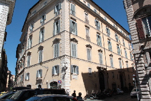 Piazza_dell'Orologio-Palazzo_Orsini-Capponi-Pediconi_al_n_34_di_Via_degli_Orsini