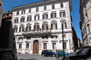 Piazza_dell'Orologio-Palazzo_al_n_12