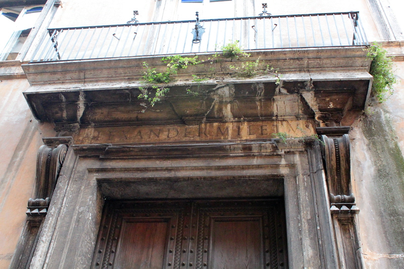 Via_Parione-Palazzo_Attolico_al_n_12-Architrave