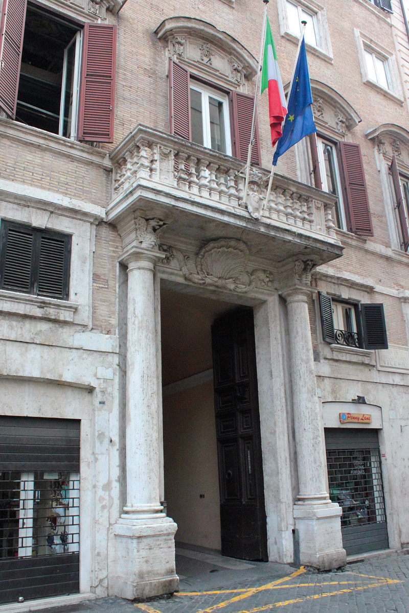 Via_del_Governo_Vecchio-Palazzo_Boncompagni-Corcos_al_n_3-Ingresso