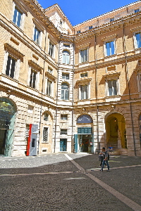 Piazza_S_Pantaleo-Palazzo_Braschi-Cortile (2)