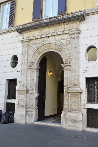 Piazza_Tor_Sanguigna-Palazzo_al_n_16-Portone
