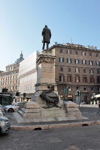 Piazza_di_S_Pantaleo-Monumento_a_Minghetti (3)