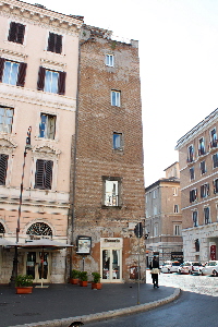 Piazza_di_Tor_Sanguigna-Torre_omonima (2)