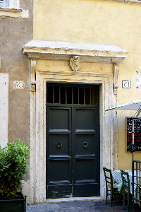 Via_di_S_Maria_della_Anima-Palazzo_al_n_61-Portone (2)