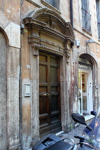 Via_di_Tor_Sanguigna-Palazzo_al_n_17-Portone