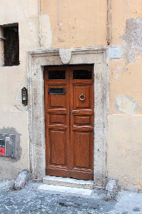 Vicolo_Savelli-Palazzo_al_n_2-Portone