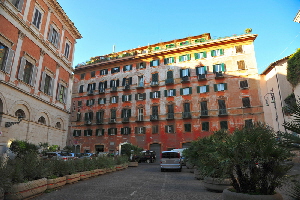 Piazza_Grazioli-Palazzo_Altieri-Fianco