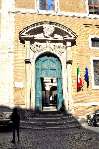 Piazza_del_Collegio_Romano-Il_Collegio_omonimo-Ingresso