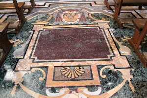 Piazza_del_Gesu-Chiesa_omonima-Lapide_del_card_Edoardo_Farnese-1626