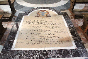 Piazza_del_Gesu-Chiesa_omonima-Lapide_del_card_Francesco_Maria_Brancati-1679 (2)