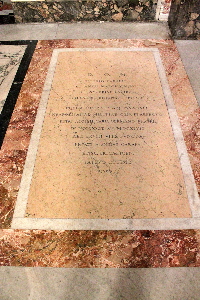 Piazza_del_Gesu-Chiesa_omonima-Lapide_di_Tiberio_Carafa-1647