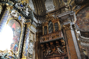 Piazza_del_Gesu-Chiesa_omonima-Organo