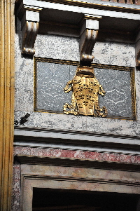 Piazza_del_Gesu-Chiesa_omonima-Stemma_del_card_Alessandro_Farnese