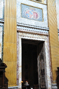Piazza_del_Gesu-Chiesa_omonima-Stemma_del_principe_Alessandro_Torlonia
