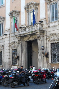 Piazza_del_Gesu-Palazzo_Cenci-Maccarani_di_Braza-ingresso-al_n_46