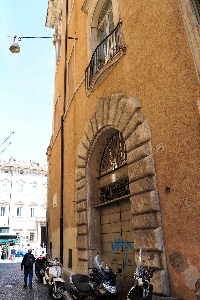 Via_Celsa-Fianco_del_Palazzo_Cenci_Bolognetti-Portone_al_n_12