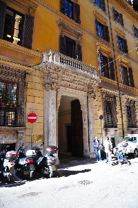 Via_del_Gesu-Palazzo_Muti-Portone_al_n_62