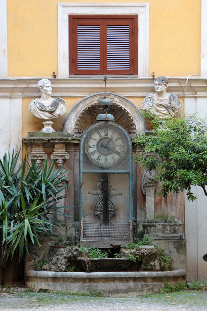 Via_del_Ges-Palazzo_Palazzo_Berardi_al_n_62-Cortile-Orologio_ad_acqua (2)