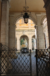 Via_delle_Botteghe_Oscure-Palazzo_Caetani_al_n_32-Cortile