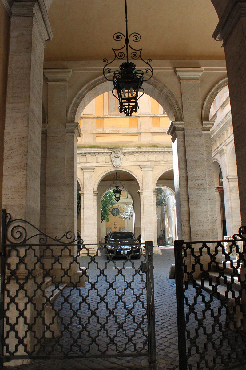 Via_delle_Botteghe_Oscure-Palazzo_Caetani_al_n_32-Cortile
