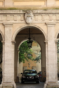 Via_delle_Botteghe_Oscure-Palazzo_Caetani_al_n_32-Cortile (2)