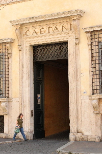 Via_delle_Botteghe_Oscure-Palazzo_Caetani_al_n_32-Ingresso