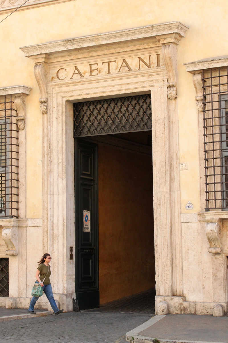 Via_delle_Botteghe_Oscure-Palazzo_Caetani_al_n_32-Ingresso