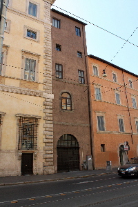 Via_delle_Botteghe_Oscure-Palazzo_sec_XVI_al_n_33