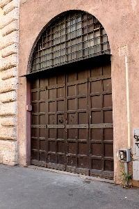 Via_delle_Botteghe_Oscure-Palazzo_sec_XVI_al_n_33 (3)