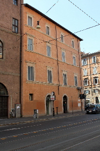 Via_delle_Botteghe_Oscure-Palazzo_sec_XVI_al_n_34
