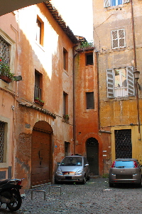 Via_dello_Arco_dei_Ginnasi-Corte_sulla_via (7)