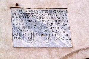 Piazza_della_Minerva-Chiesa_di_S_Maria_sopra_Minerva-Lapide_esterna-Lapide_di_Francesco_Orsini-1453