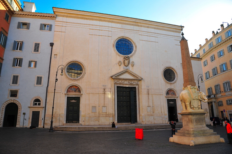 Piazza_della_Minerva-Chiesa_di_S_Maria_sopra_Minerva (2)