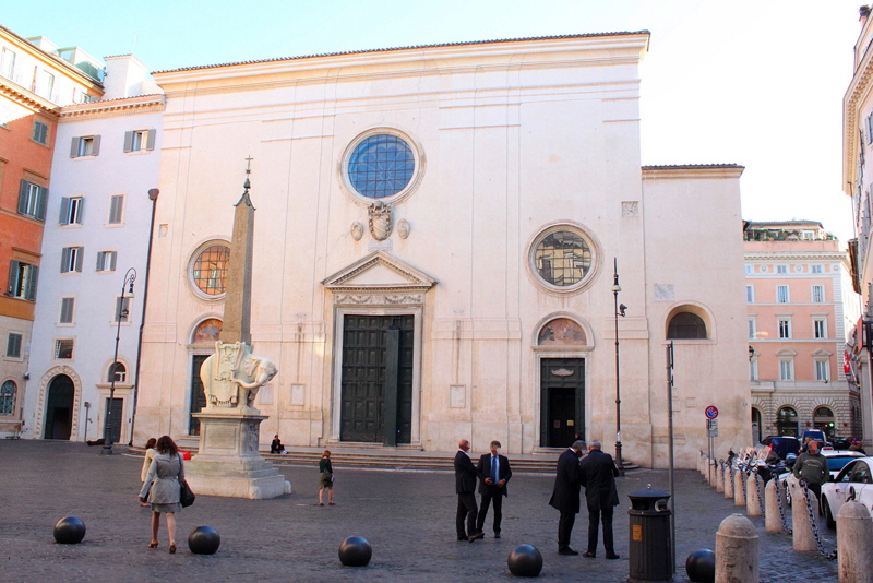 Piazza_della_Minerva-Chiesa_di_S_Maria_sopra_Minerva (4)