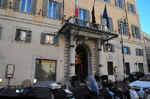 Piazza_della_Minerva-Palazzo_Fonseca-Hotel_Minerva-Ingresso