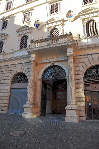 Piazza_della_Minerva-Palazzo_Severoli-Pontificia_Accademica_Ecclesiastica-ingresso