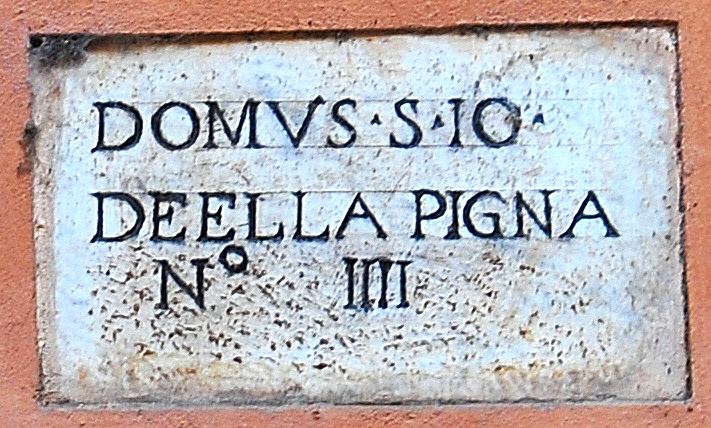Piazza_della_Pigna-Targa_di_proprieta_S_Ianni_al_n_52