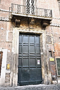 Via_S_Caterina_da_Siena-Palazzo_al_n_57-Portone_01