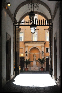Via_della_Pigna-Palazzo_Maffei-Marescotti-XVI_sec-al_n_13a (4)
