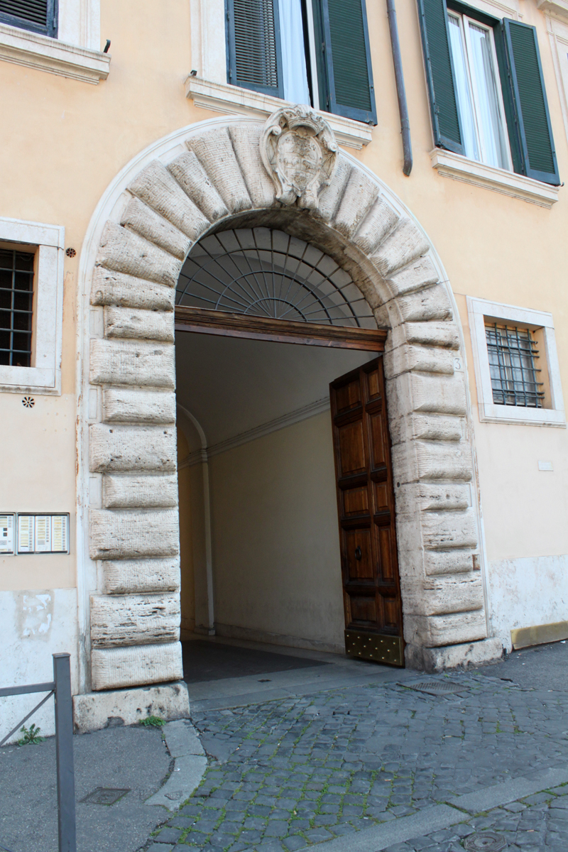 Via_di_S_Nicola_dei_Cesarini-Palazzo_Nobili-Vitelleschi_al_n_3-Ingresso