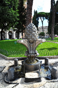Piazza_di_San_Marco-Fontana_della_Pigna (3)