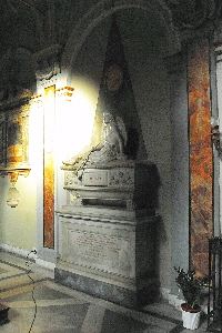 Via_S_Stefano_del_Cacco-Chiesa_omonima-Monumento_di_Giovanni_Battista_Milani-1870